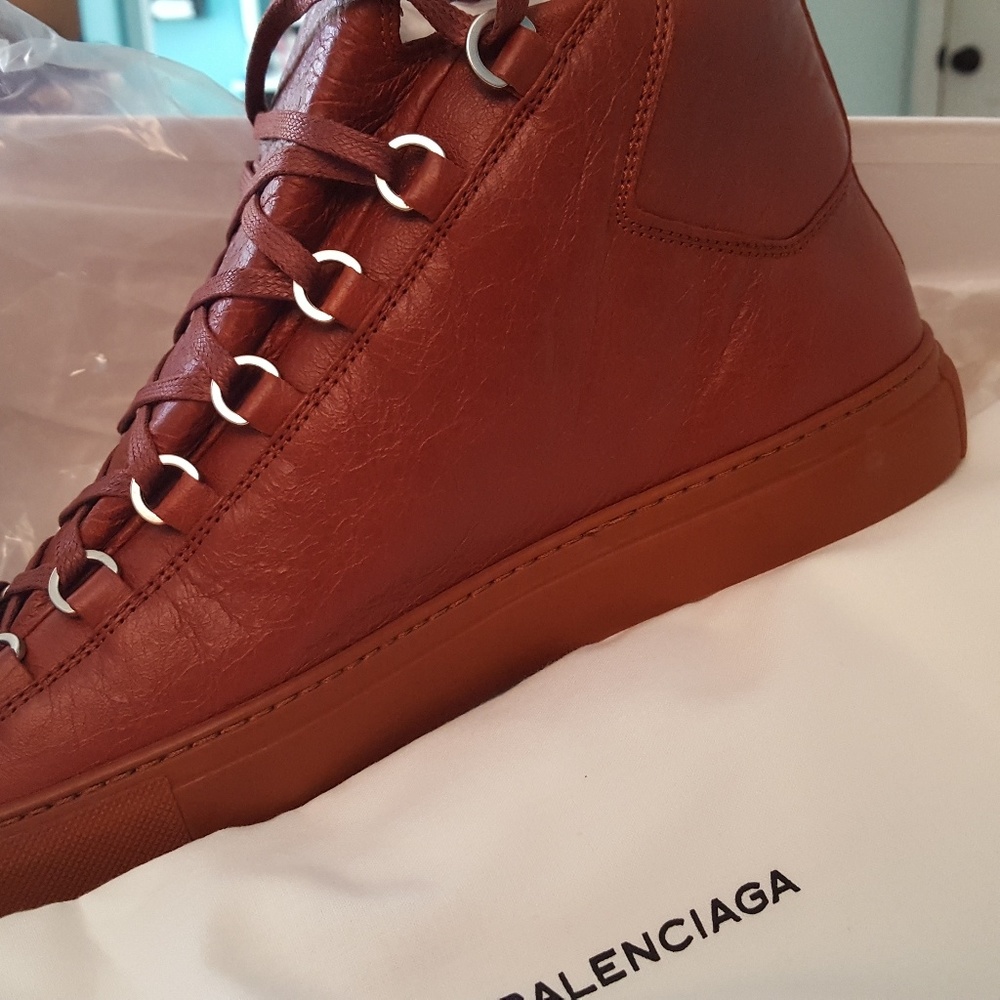 Balenciaga - Picture 1 of 6